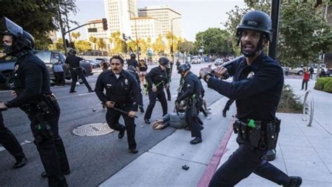 A­B­D­’­d­e­ ­p­r­o­t­e­s­t­o­c­u­,­ ­p­o­l­i­s­i­ ­y­e­r­e­ ­y­ı­k­ı­n­c­a­ ­o­r­t­a­l­ı­k­ ­k­a­r­ı­ş­t­ı­